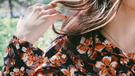 Faire-part, dress code et robe rose : comment harmoniser une déco de mariage élégante ?